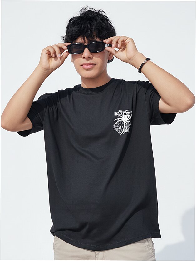 modelo araña delantero_1 Remera oversize Big spyder